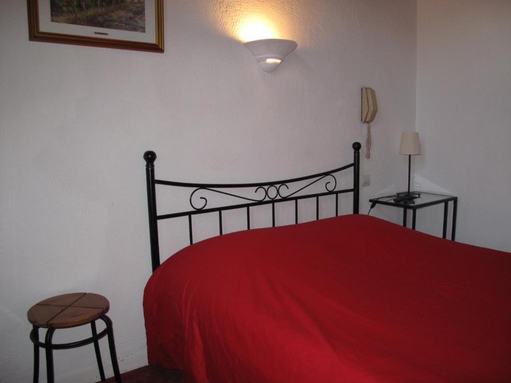 Postel nebo postele na pokoji v ubytování Nouvel Hotel