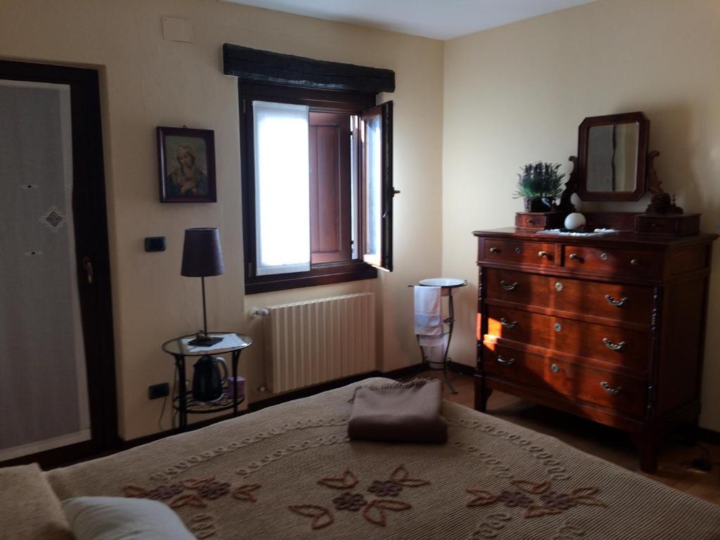 Madonna del SassoにあるGinettaのベッドルーム(ドレッサー、鏡付)