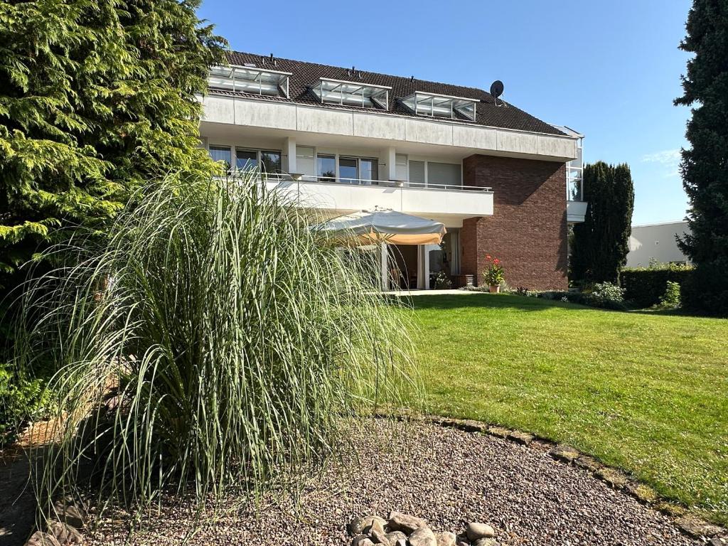 ein Haus mit einem Rasen davor in der Unterkunft Hotel Bevertal in Beverungen