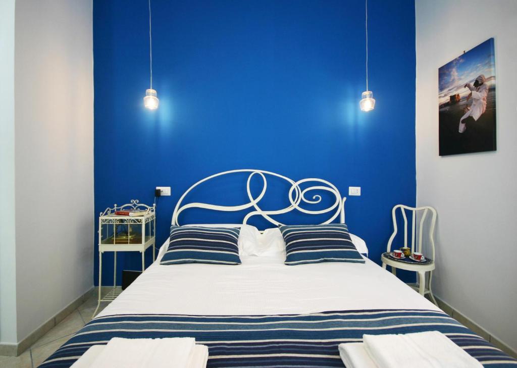 ナポリにあるSebeto Toledoの青い壁のベッド付きの青いベッドルーム1室