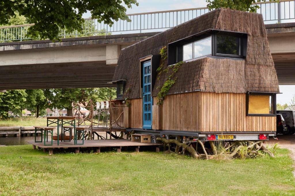 a tiny house on the back of a truck at Glampervan Rietje in Den Bosch