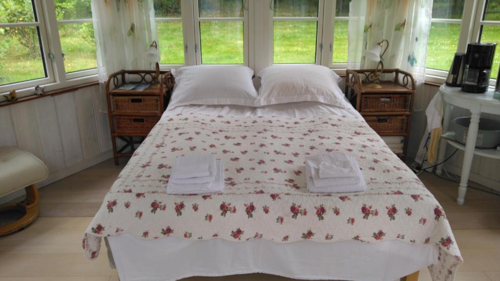 a bedroom with a bed with a red and white blanket at Romantik og idyl in Dybvad