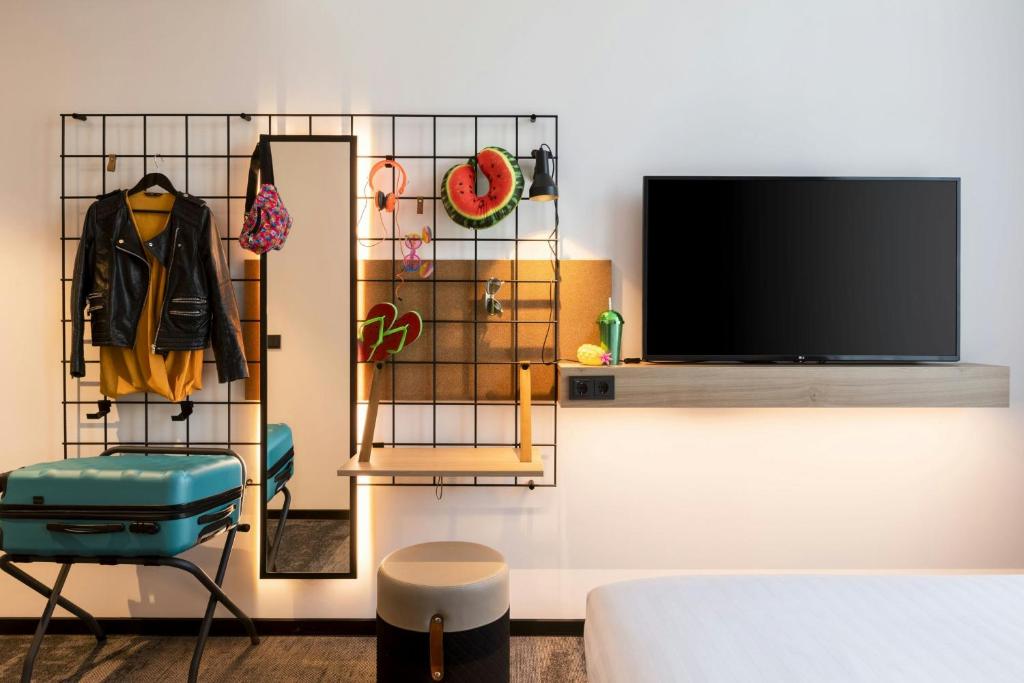 Moxy Outletcity Metzingen - Habitación Moxy Con Cama Grande