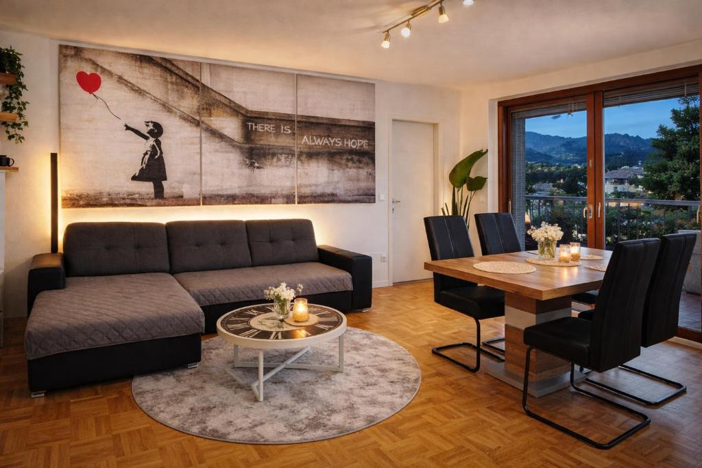 a living room with a couch and a table at Apartment Auszeit nahe Faaker See 24h Self Check-in in Latschach