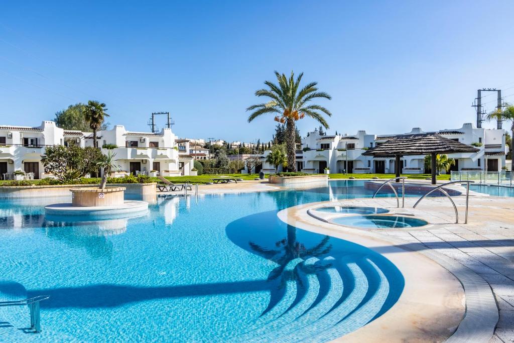 4 Resort pool, AC & gym by Holiday Rentals Algarve