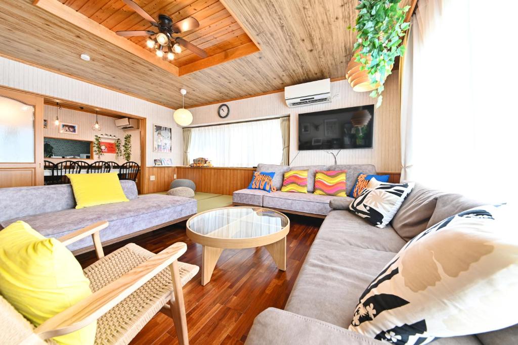 a living room with couches and a table at リトリート禅の宿 in Owariasahi