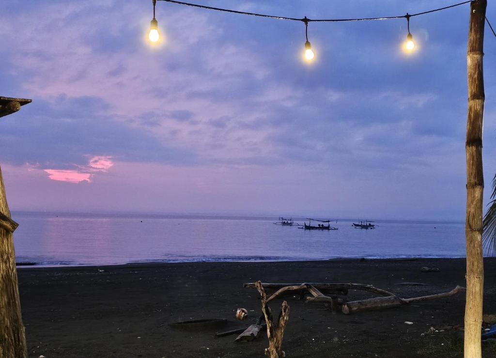 امکانات Private Villa with 60 m2 Infinity Pool 70m from Beach West Bali - تصویر ۴