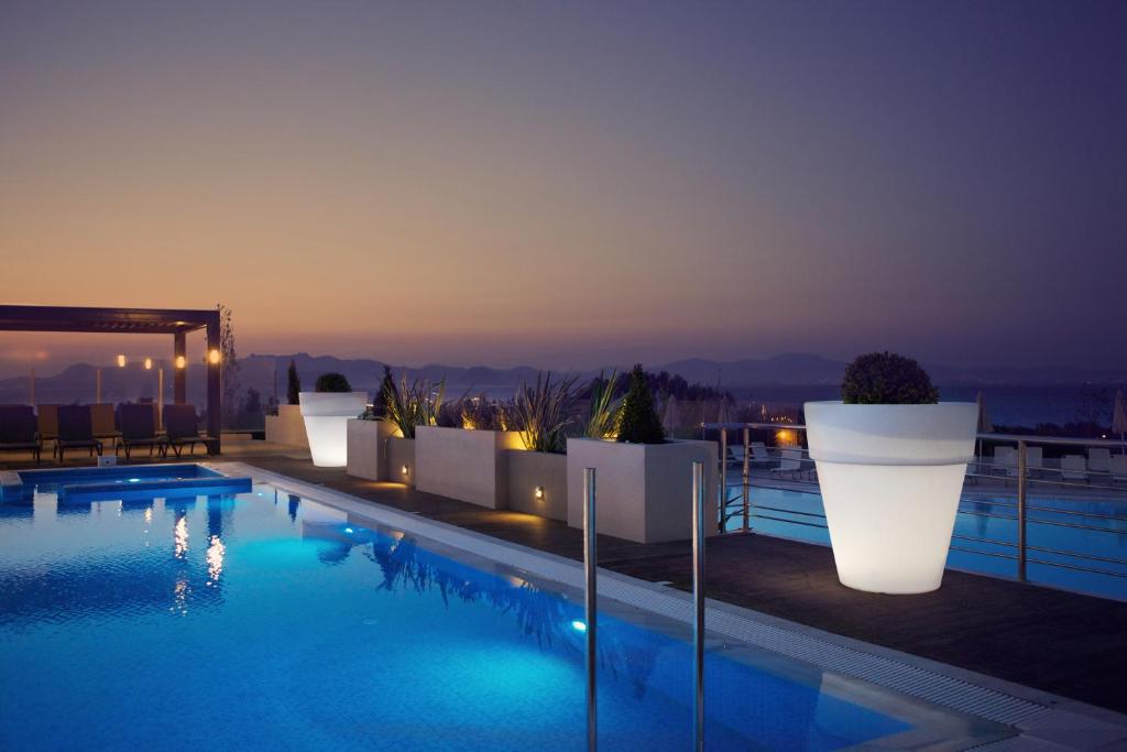 Bazén v ubytování Kipriotis Panorama Hotel & Suites nebo v jeho okolí