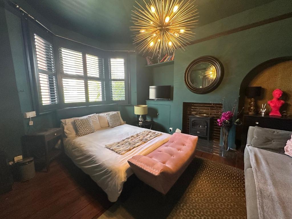Comfortable Room or Whole House - 4BR 1BATH 1TOILET at Suffolk Pink House, Newmarket 4