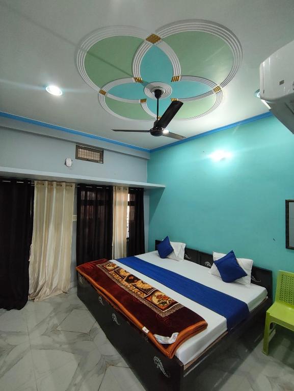 a bedroom with a large bed with a ceiling at Shri Janki Raman kunj 5 minut from ram mandir in Ayodhya