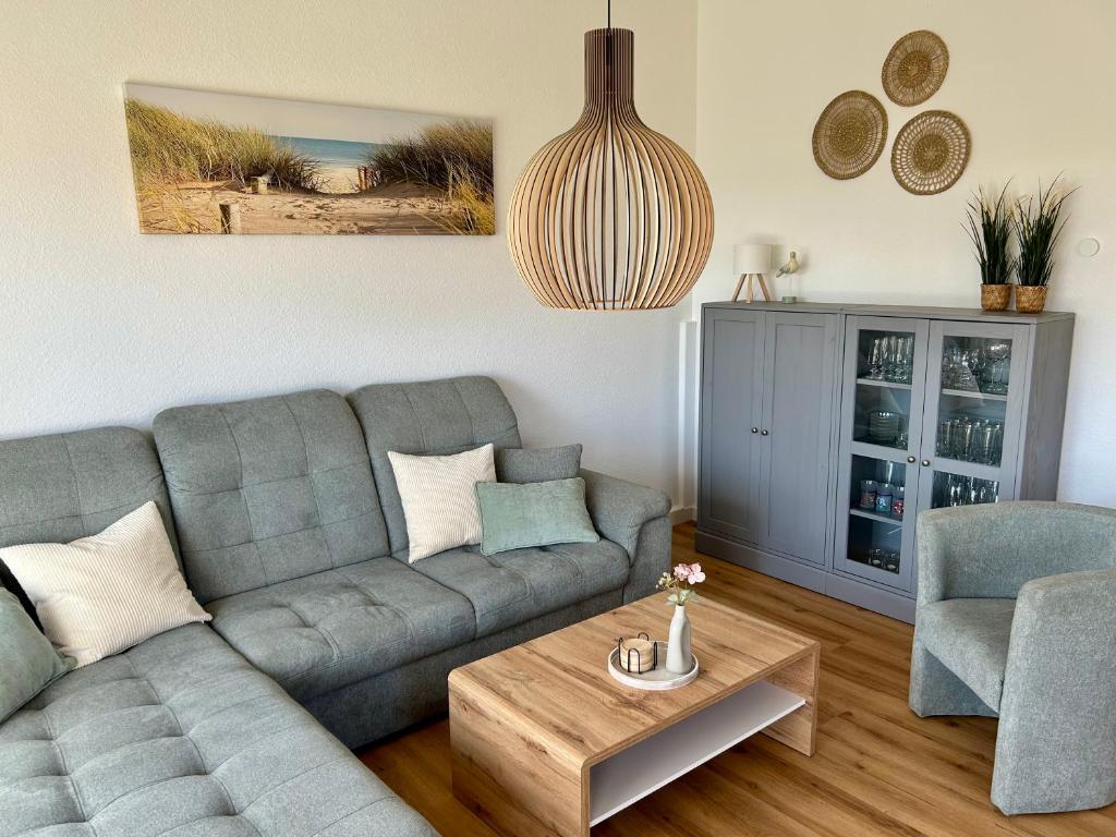 a living room with a couch and a coffee table at SielundMeer in Neuharlingersiel