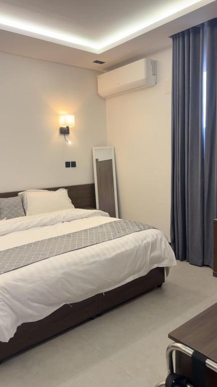 a hotel room with a bed and a window at الشموخ بارك إن in Z̧alim