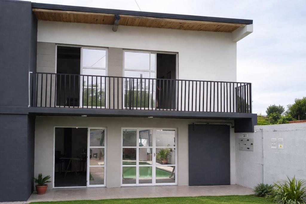 a house with a balcony on top of it at Hospedaje La Pochi in Mocoretá