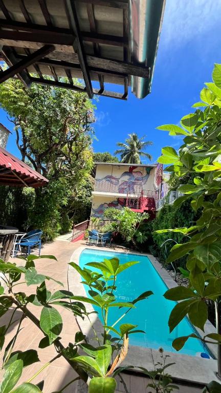 a swimming pool in front of a building at Pousada Baobá e SPA in Olinda