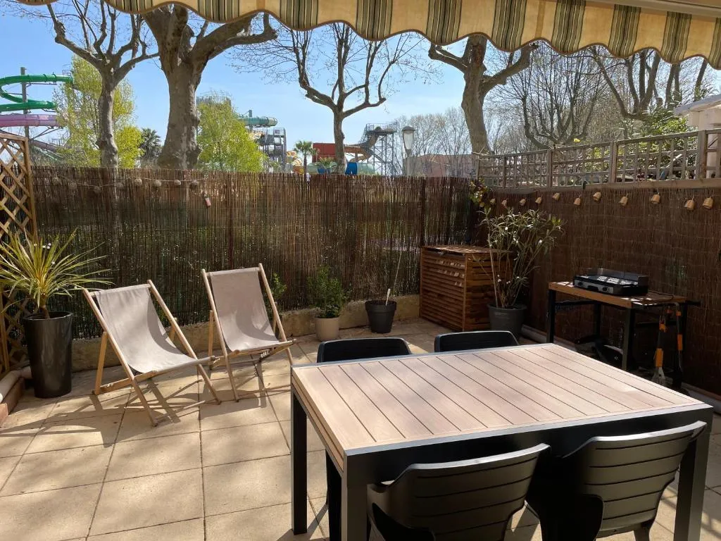 T1 Familial avec Terrasse, Piscine, Plage à 6 Min à Pied et Aqualand à 2 Min