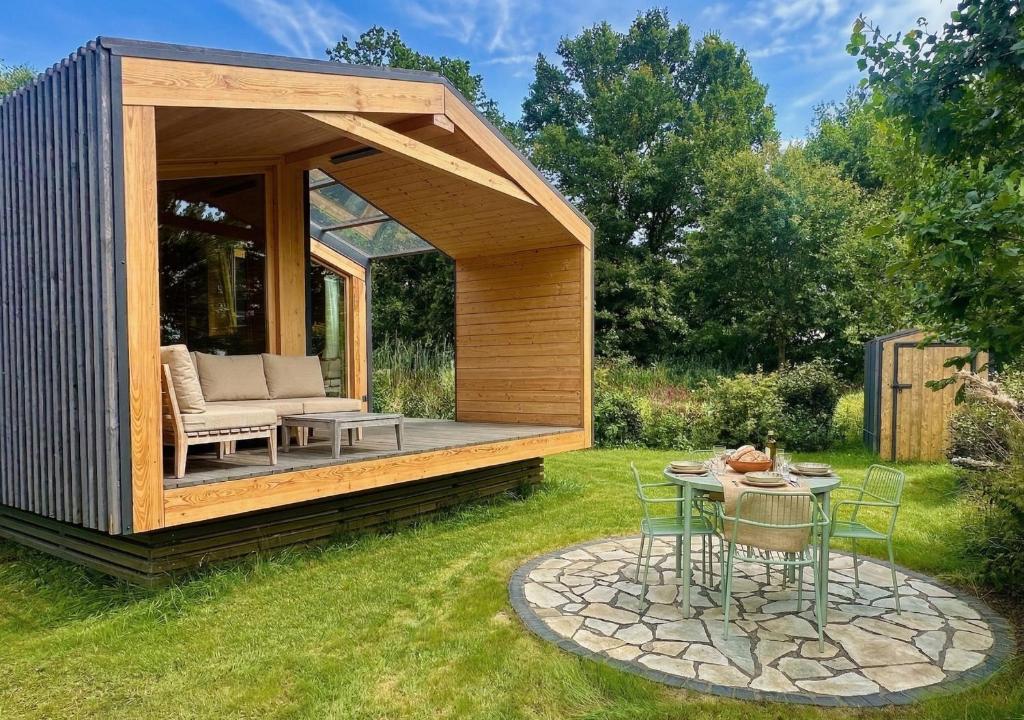 a gazebo with a table and chairs in a yard at 101 Tiny House Elbhütte mit Wiesenblick in Bleckede