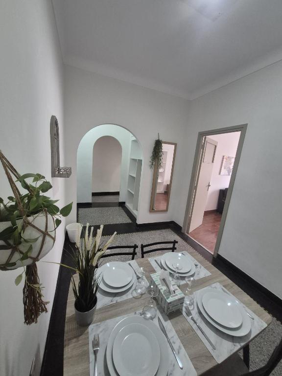 a dining room with a table and a mirror at appartement Rabat Gare à 3min,Rabat honey house in Rabat