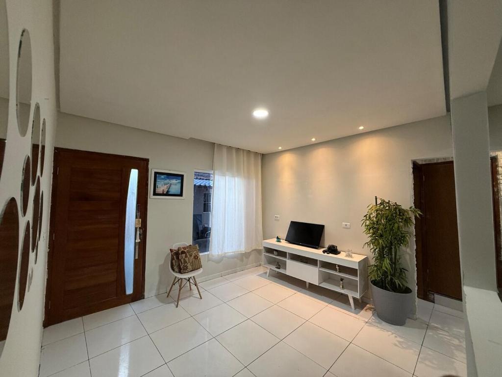 a living room with a desk with a computer on it at Japaratinga CENTRO in Japaratinga