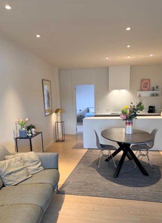 a living room with a couch and a table at Sien Suite in Brakel