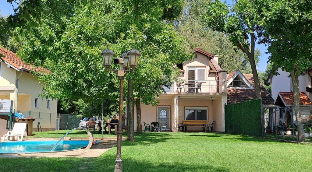 a house with a swimming pool in the yard at Vikend kuća na Dunavu - Vila Čoče in Kovin