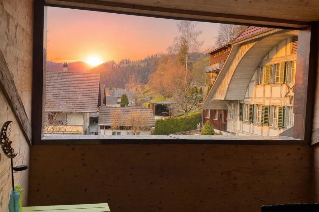 a view of the sunset from a window of a house at Berna Signau Hab N3 Parking Naturaleza Terraza in Signau