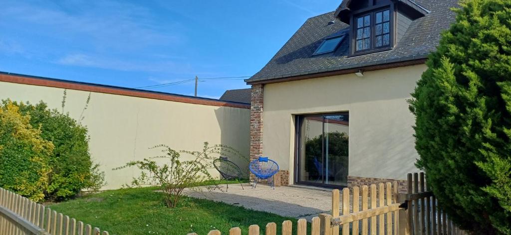 a house with a wooden fence in front of it at Retour en Baie in Pendé