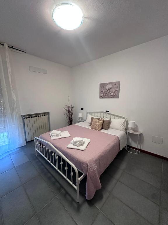 a bedroom with a large bed with a pink blanket at Dolce Casa in Ferrara