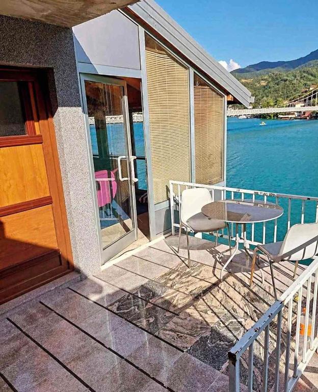 ein Balkon eines Hauses mit einem Tisch und Stühlen in der Unterkunft Edison in Jablanica