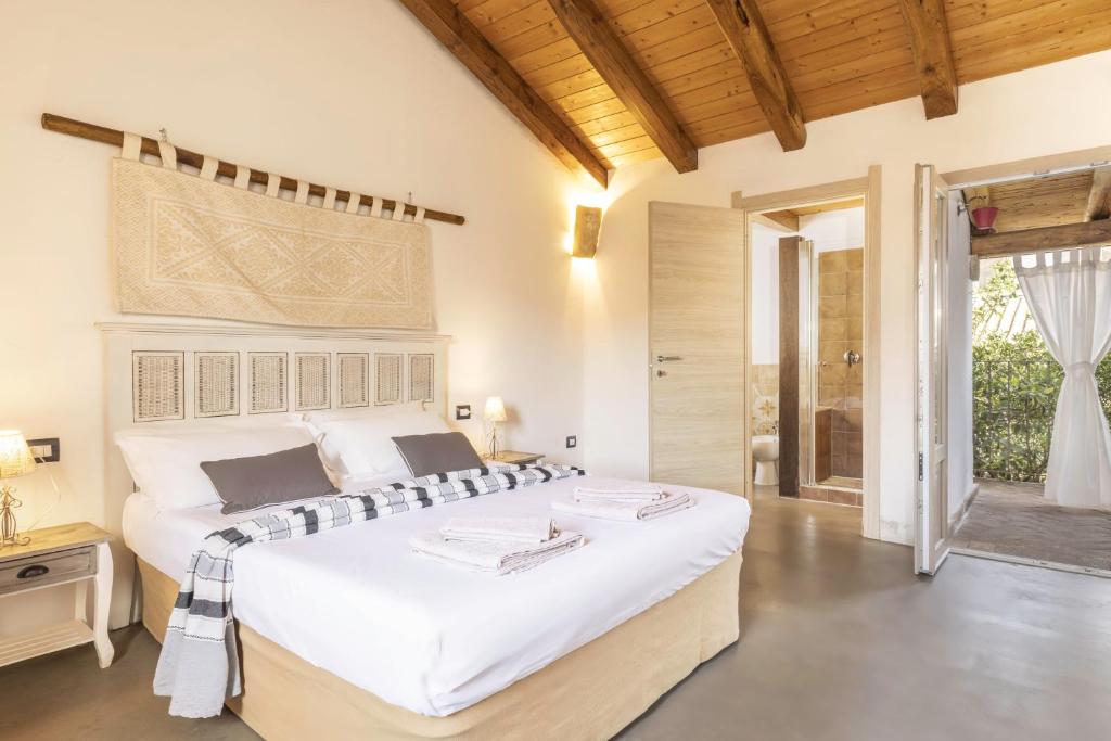a bedroom with a large white bed in a room at B&B Stentadì in Quartucciu