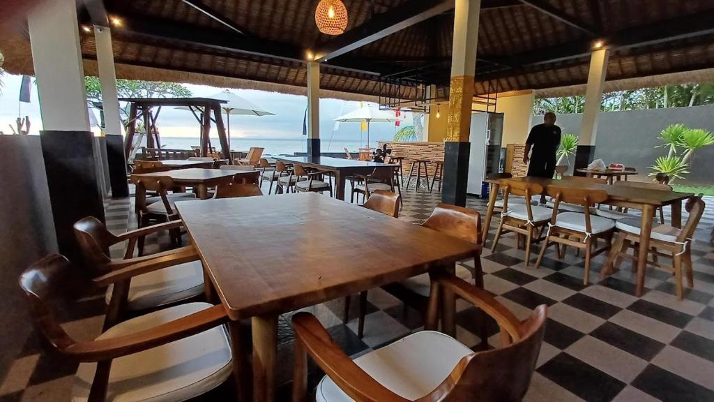 فضای داخلی Private Villa with 60 m2 Infinity Pool 70m from Beach West Bali در بالی - تصویر ۳