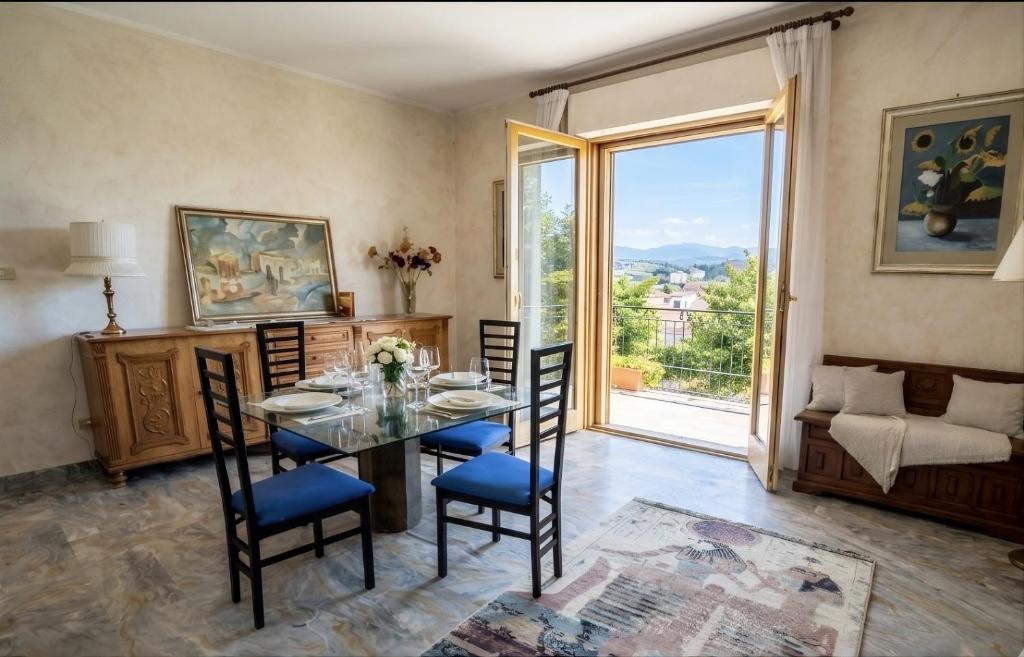 a dining room with a table and chairs and a window at Tiz Home il Tuo Rifugio di Charme nel Cuore della Sicilia autentica in Canicattì