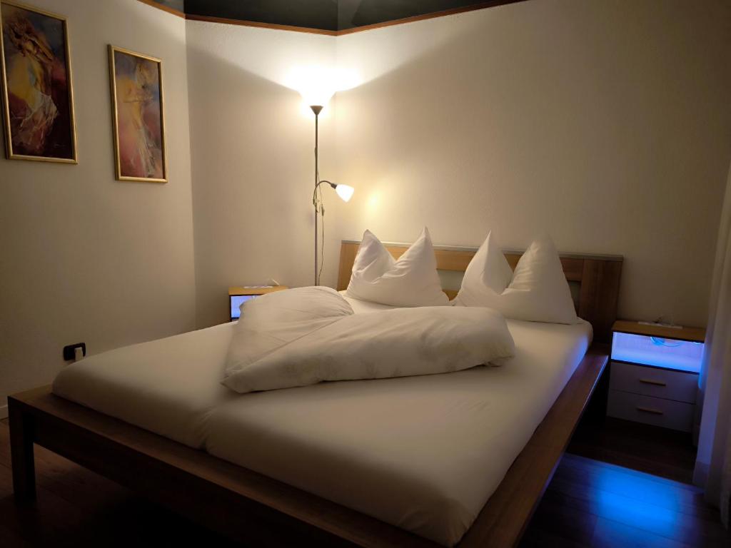 a bed with white sheets and pillows on it at Klaus Luttach in Lutago