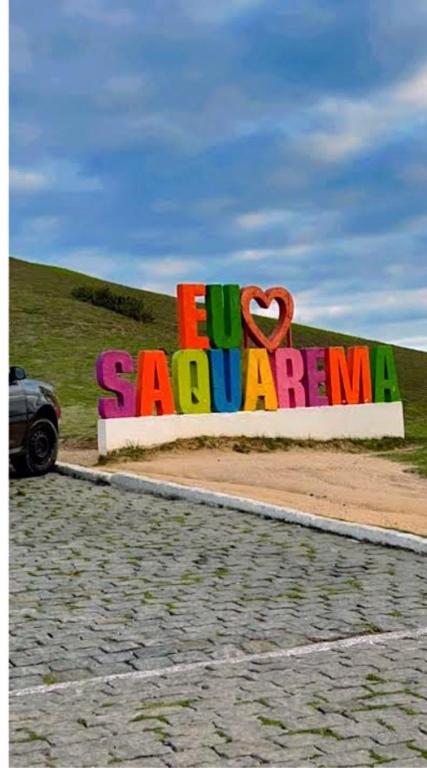a sign that says save me on the side of a hill at Refúgio do mar casa de praia em Saquarema in Saquarema