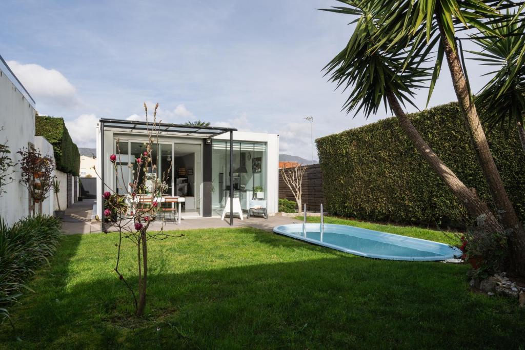a backyard with a swimming pool in the grass at Casa Calima in Esteiro