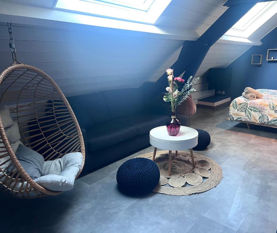 a room with two baskets and a table and a bed at Suite la Parenthèse cosy avec salon prive 25m2 Wifi Netflix Duclair in Duclair
