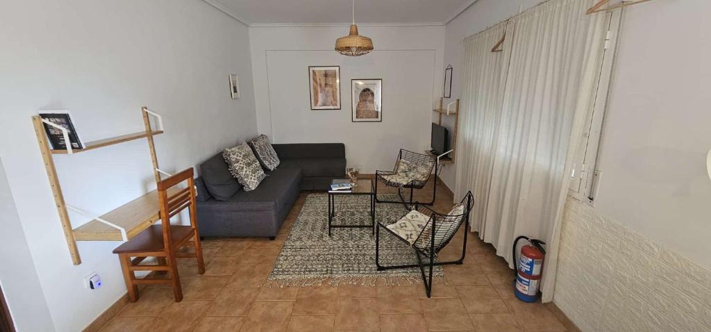 a living room with a couch and some chairs at HAIZEA Aire Apartamento 4 in Sopuerta