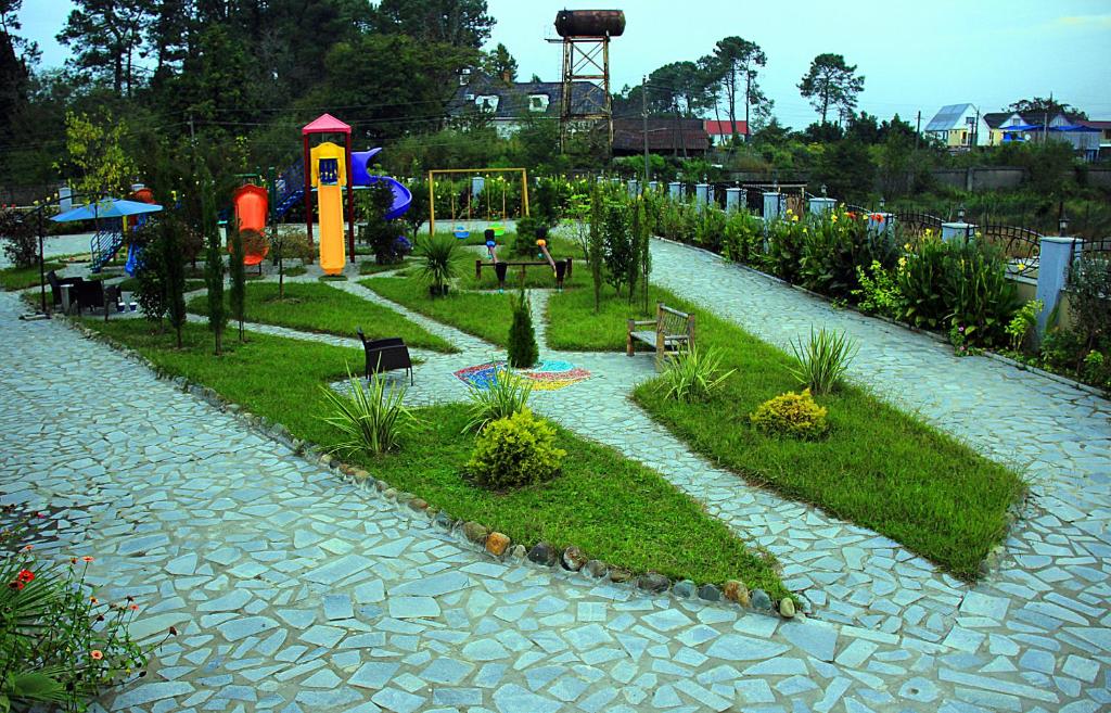 Ein Garten an der Unterkunft Delta Hotel