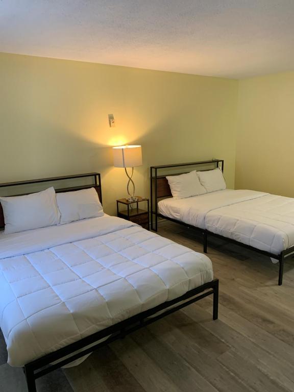 two beds sitting in a room with at Spanish River Inn in Spanish