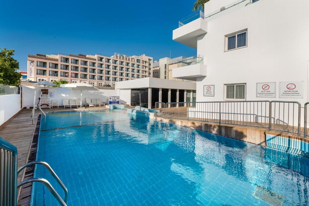 Der Swimmingpool an oder in der Nähe von Hotel Astral Nirvana Club- Half Board