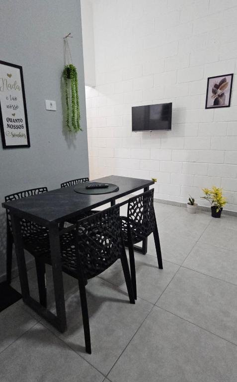 a black table and two chairs in a room at Casa Completa e Confortável em Cotia in Cotia