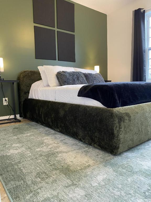 a bedroom with a bed and a couch in it at LE 710 Maison d'invitée in Saint-Georges