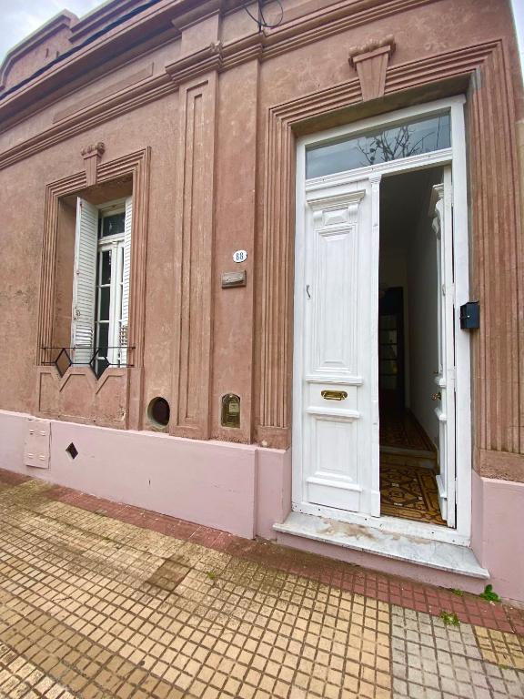 an open door of a building with aermottermottermottermott at Casa Arenales in Chascomús