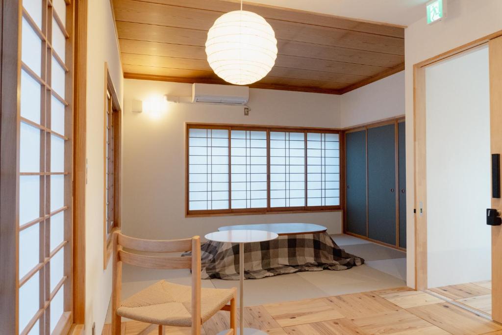 a room with a table and a window at まちやど半歩 in Shimo-suwa