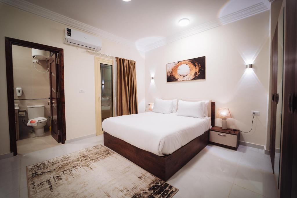 a hotel room with a bed and a bathroom at star Luka Luxury in Jazīrat al ‘Awwāmīyah