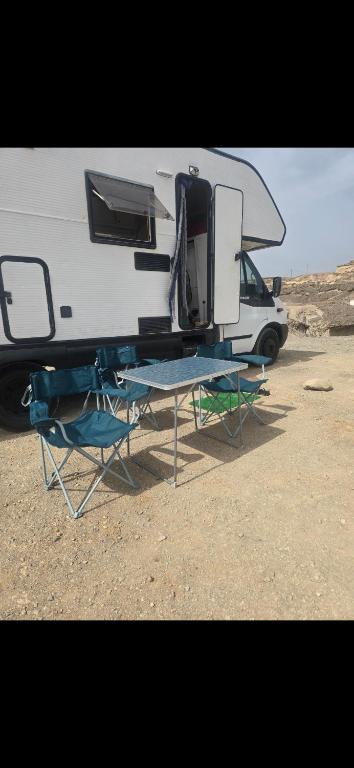 Caranava junto al mar