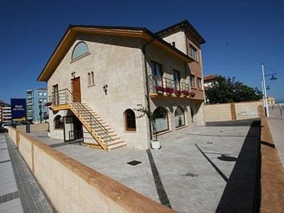 un edificio al lado de una calle en Hostería Isla Cabrera en Suances