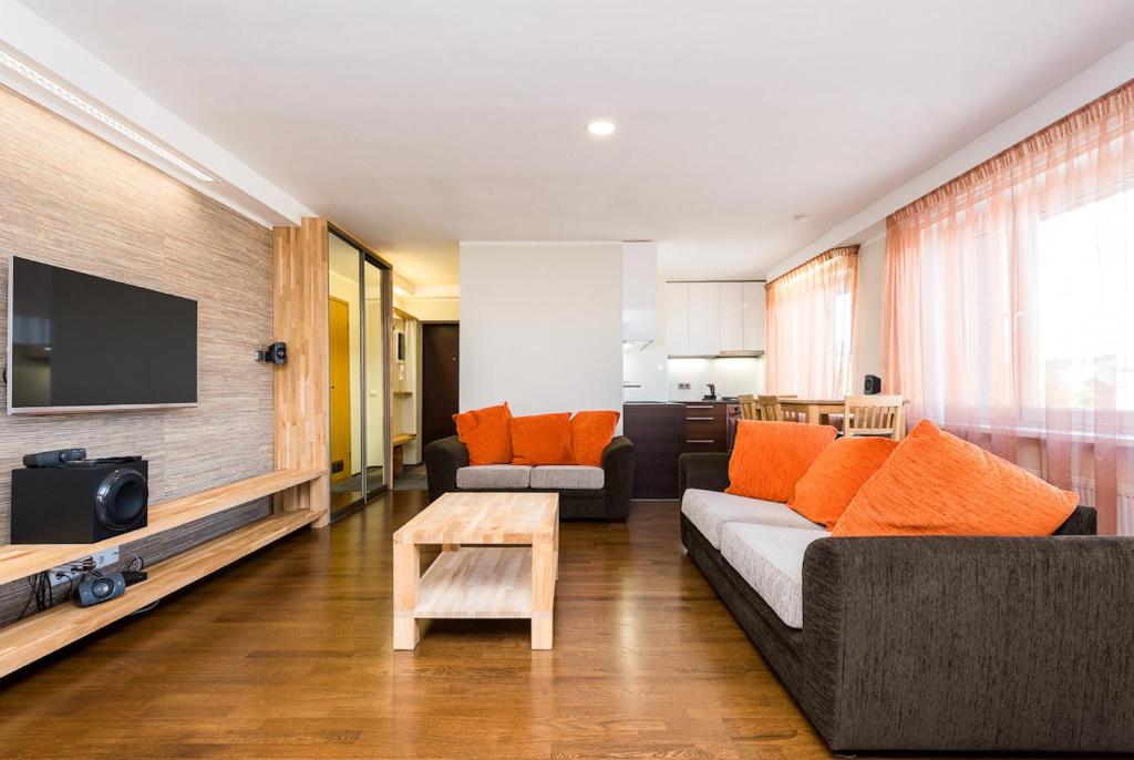 un salon avec un canapé et une télévision dans l'établissement City Center Studio Apartment, à Tallinn