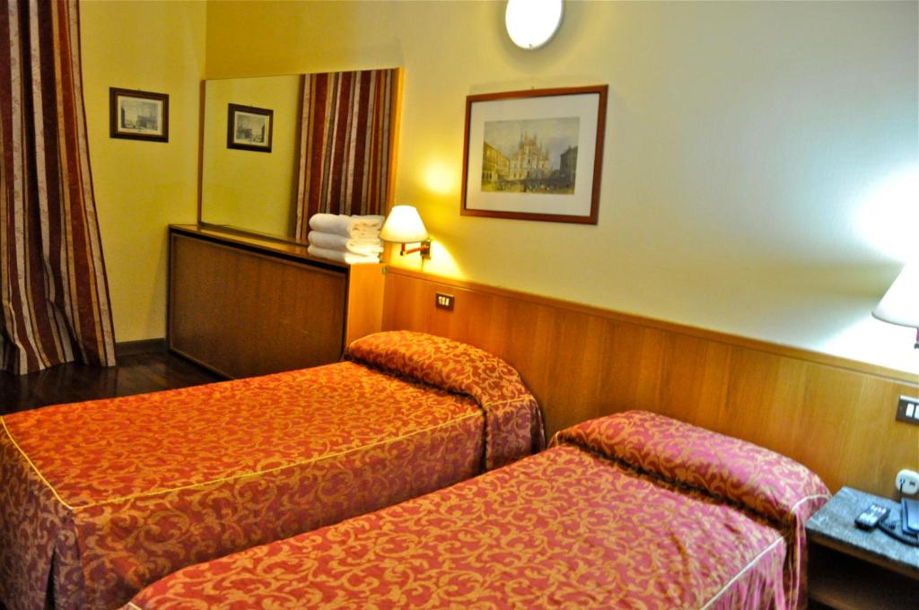 Tempat tidur dalam kamar di Hotel Vecchia Milano
