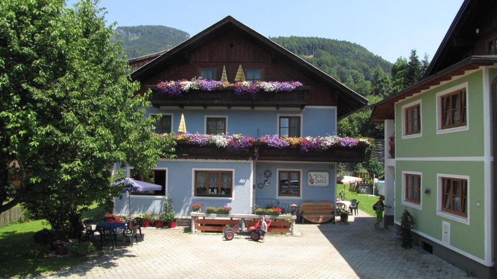 una casa con flores encima en Pension Sydler, en Bad Goisern