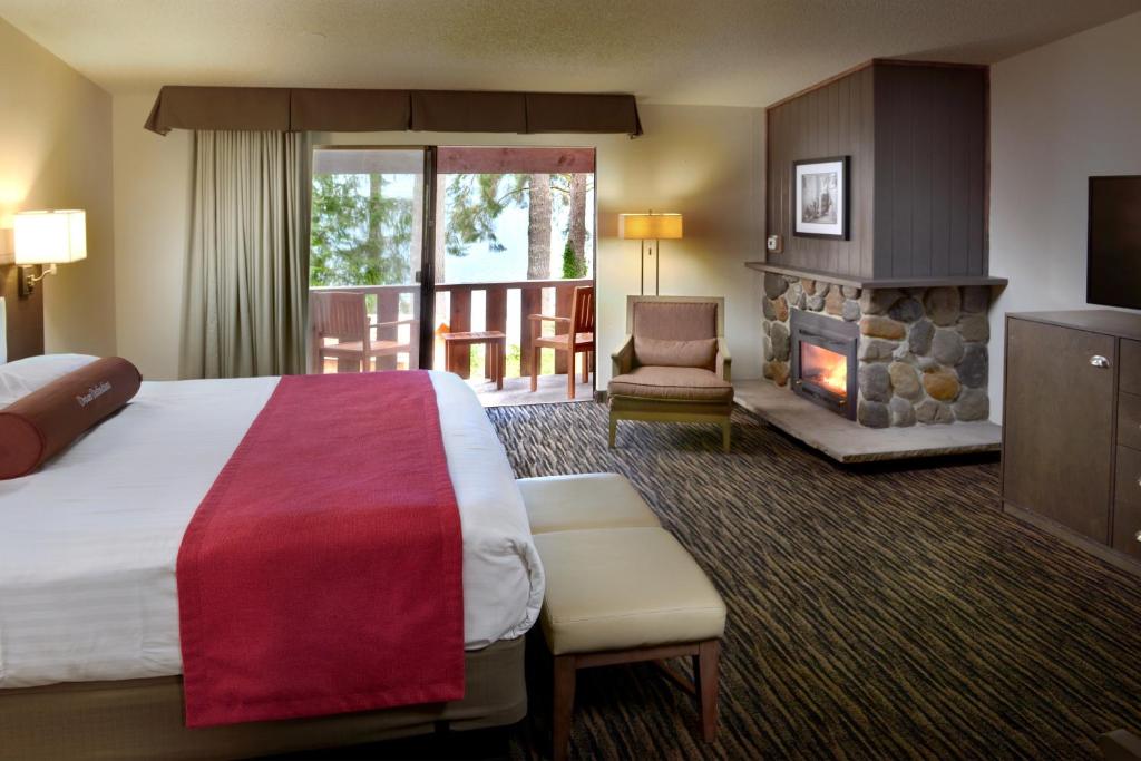 Postel nebo postele na pokoji v ubytování Lake Quinault Lodge